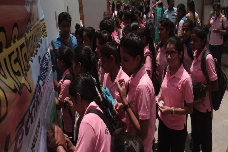 कांग्रेस के हस्ताक्षर अभियान में जुटीं छात्राएं