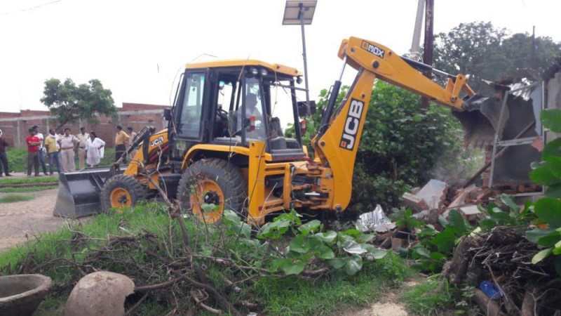 पुलिस लेकर गांव पहुंची लेडी एसडीएम,टॉयलेट में चलवा दिया बुलडोजर