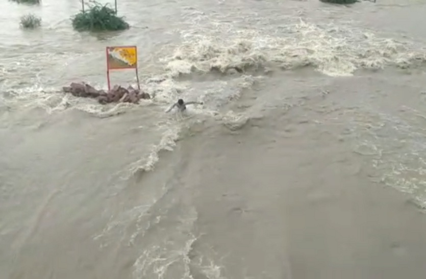 Heavy Rain: कोटा में लगातार 6 घंटे झमाझम बारिश से नदी-नाले उफने, कोटा-श्योपुर स्टेट हाइवे बंद, खेतों और घरों में भरा पानी