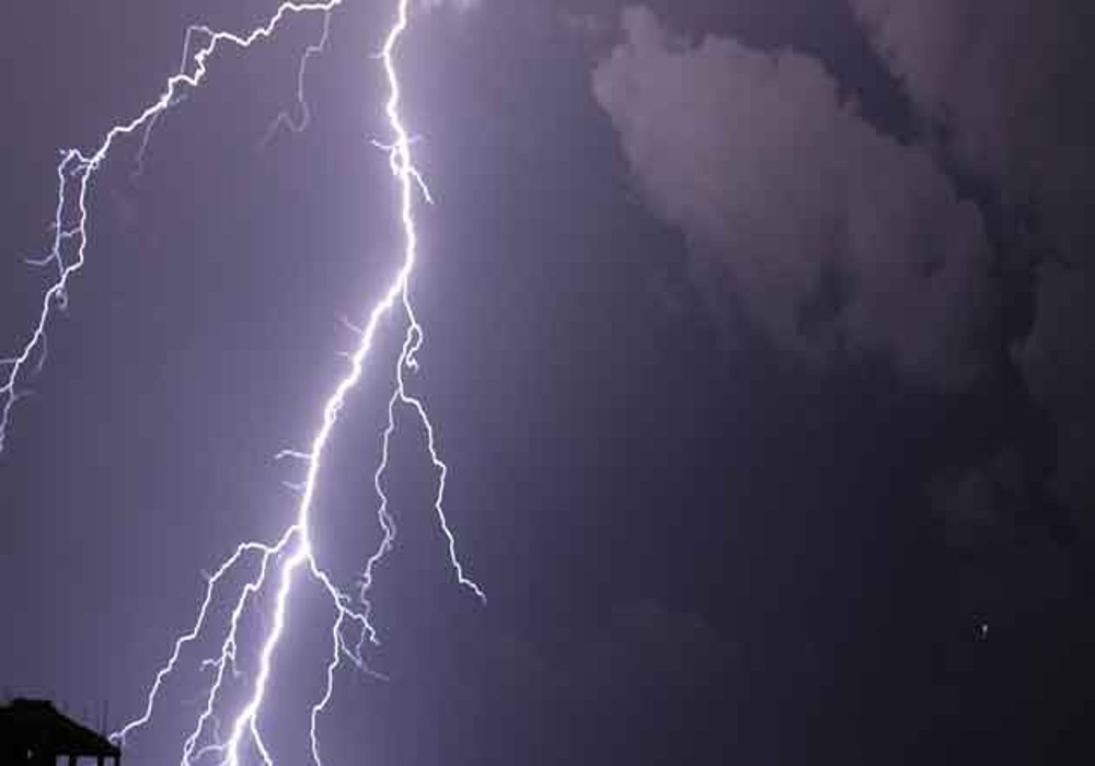 आकाशीय बिजली गिरने से सहमे श्रद्धालु, मंदिर का एक हिस्सा हुआ क्षतिग्रस्त