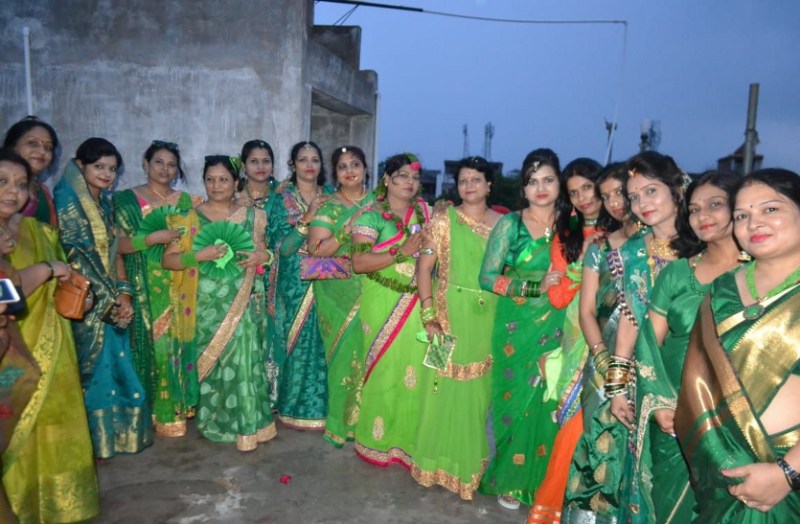 हरे परिधान में सजी महिलाएं