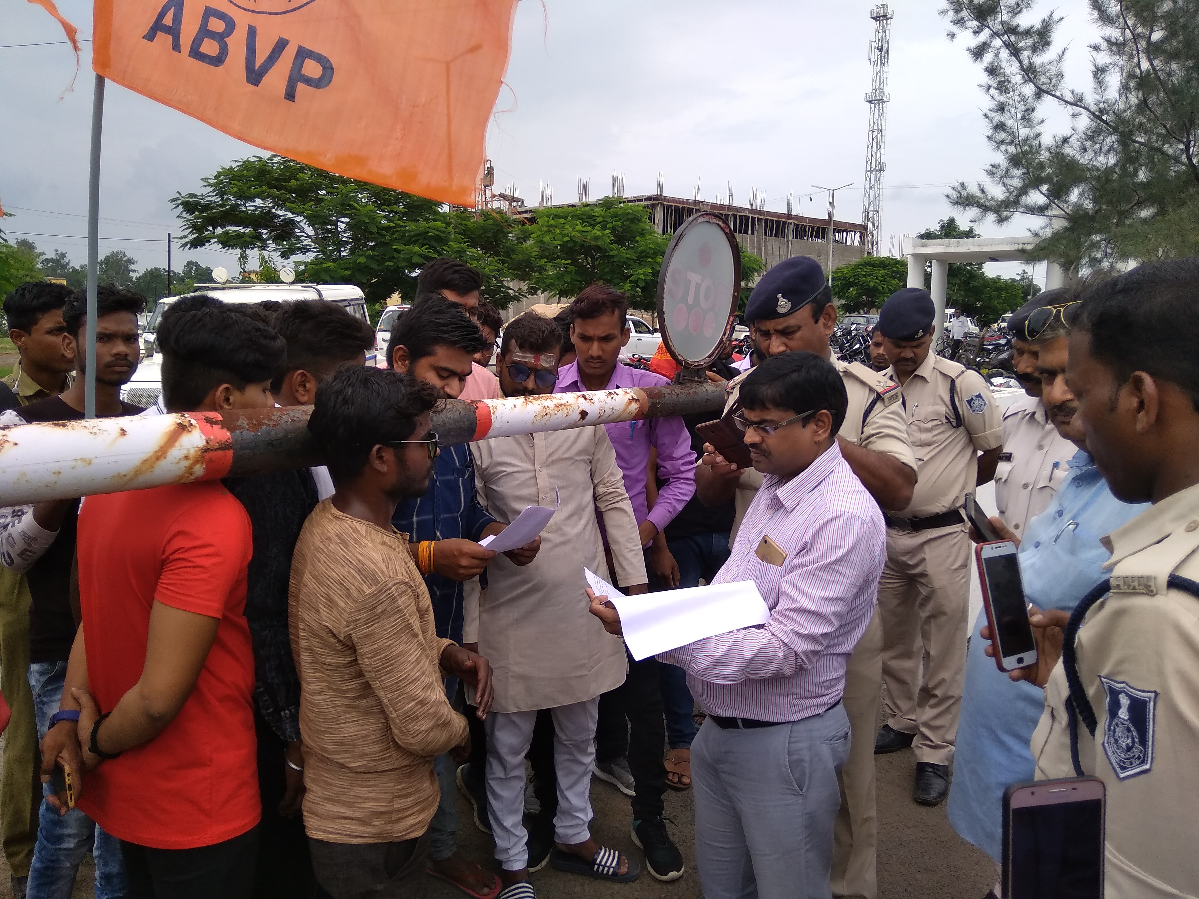 ABVP workers protested against Jabalpur incident