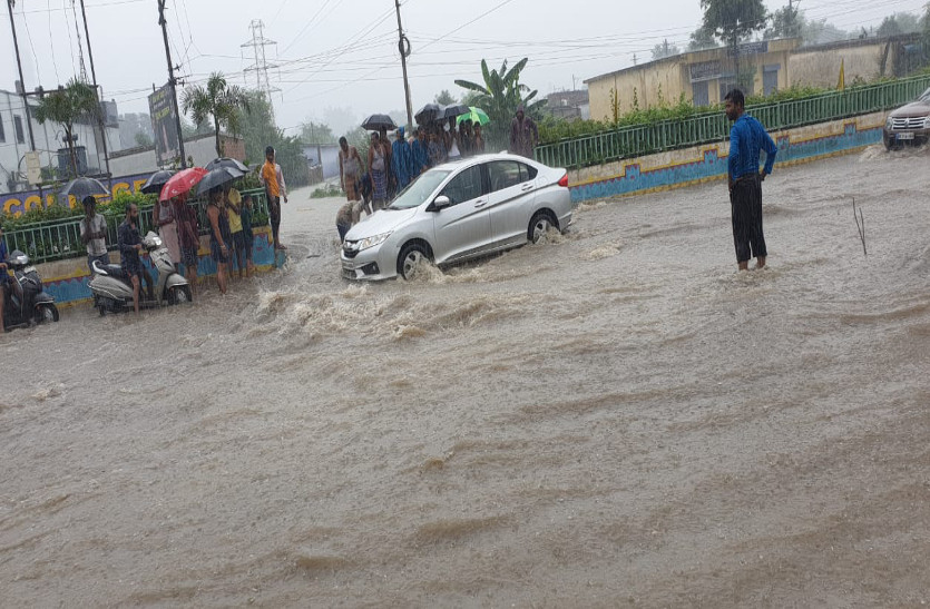 Heavy Rain : घंटाघर मार्ग जलमग्न, पावरहाइट्स में आई आफत, स्कूलों की कर दी गई छुट्टी