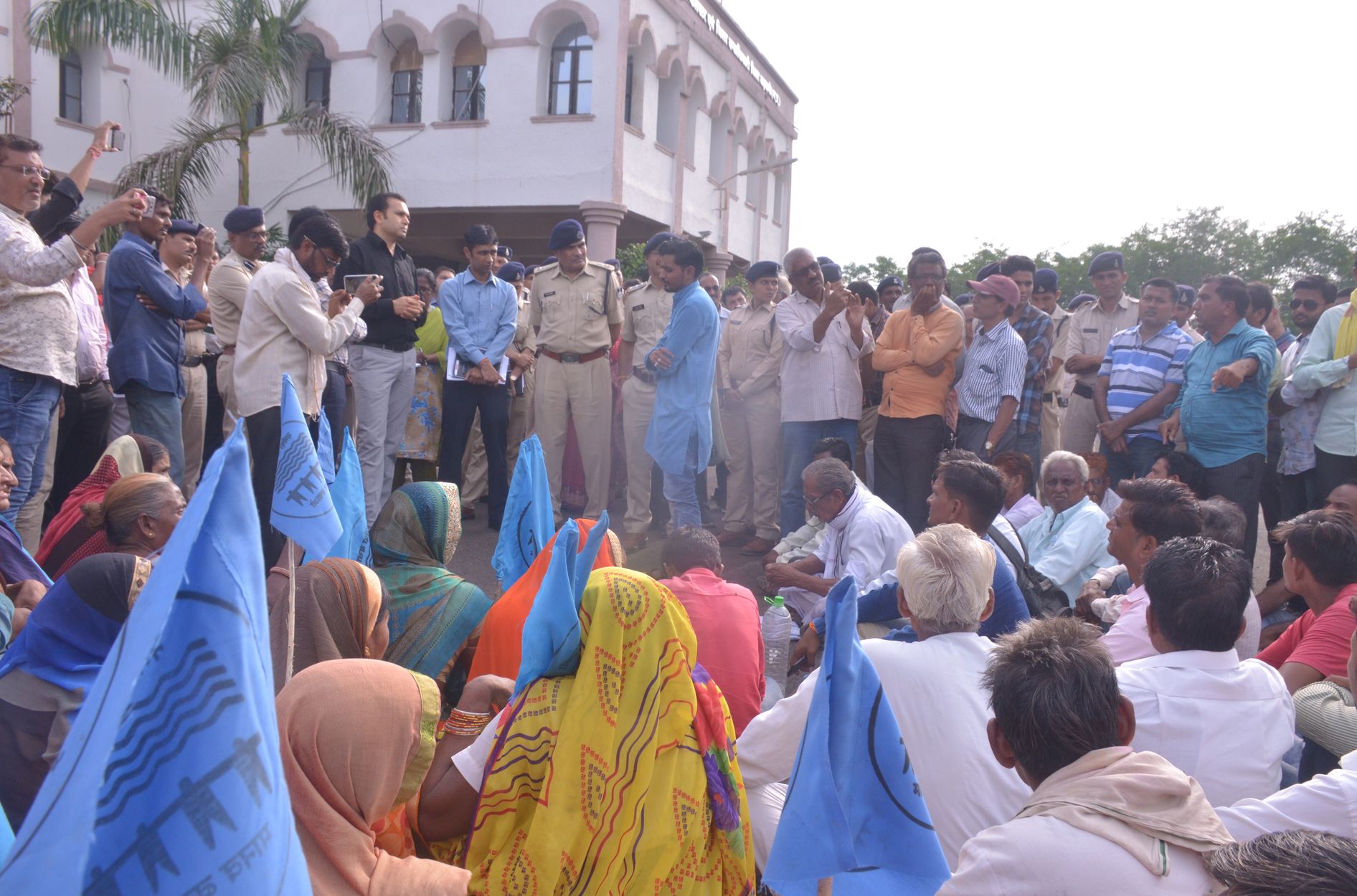 Narmada Bachao Andolan surrounded the divisional commissioner