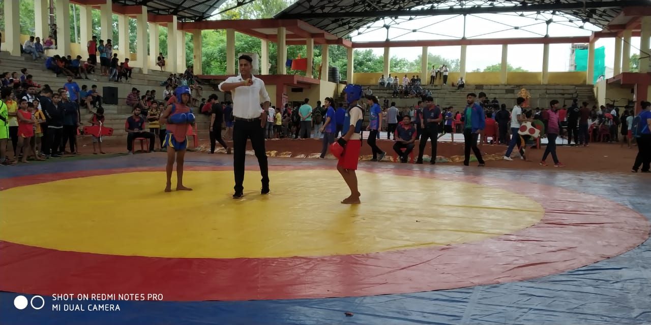 महिलाओं और बालिकाओं को मार्शल आर्ट सिखाकर बना रहे आत्मनिर्भर