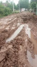 स्कूल पहुंचने के लिए इन खतरनाक रास्तों से गुजरते हैं बच्चे