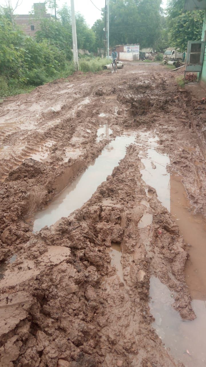 स्कूल पहुंचने के लिए इन खतरनाक रास्तों से गुजरते हैं बच्चे