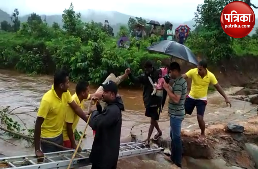 ओडिशा में नदियां उफान पर, जान जोखिम में डाल यूं लोगों को बचा रहे हैं राहत दल