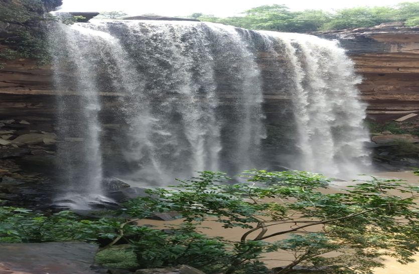  The waterfalls of Maheshwara attract tourists