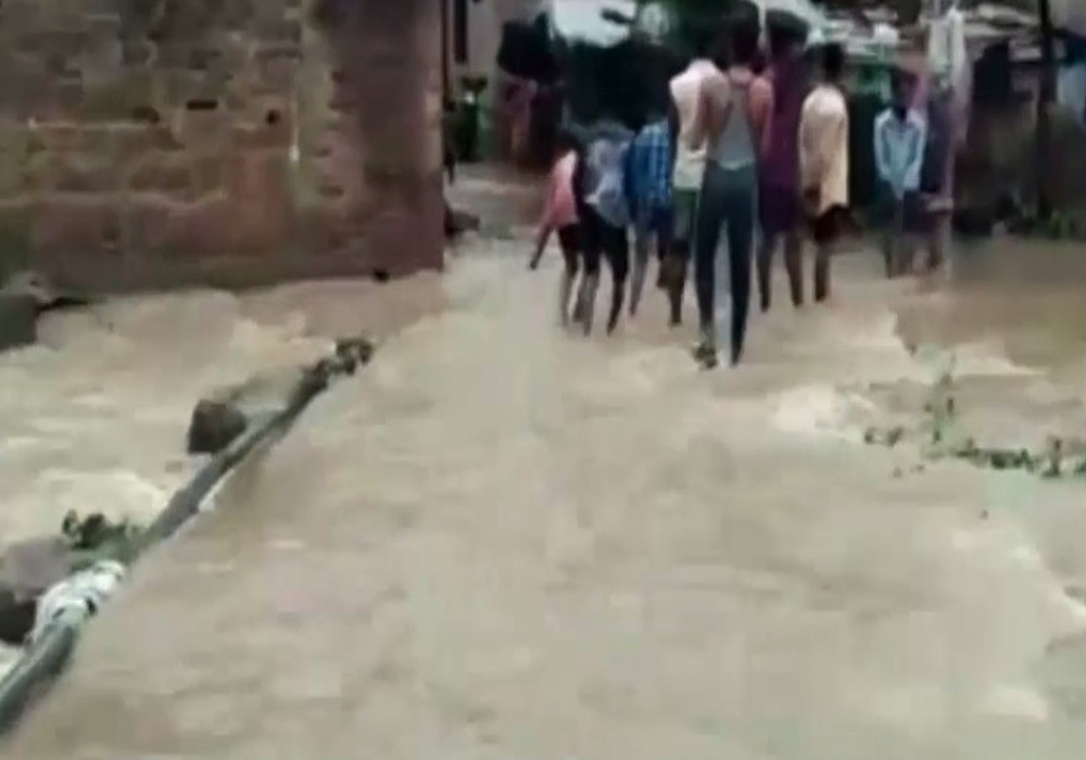 तालाब का पानी घुसा घरों में, घरेलू सामान हुए खराब