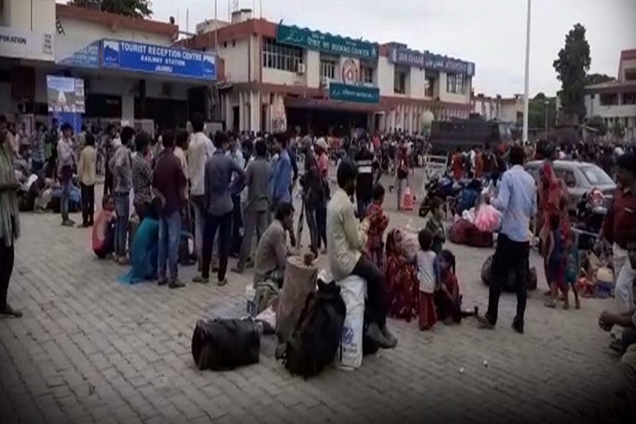 labors are in trouble in Kashmir, thousands are at Jammu station