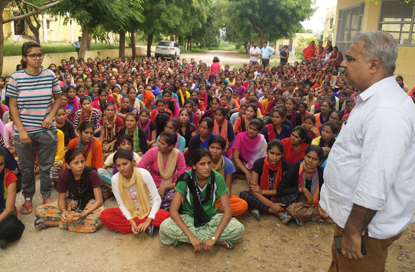 girls-sitting-on-dharna-in-hostel