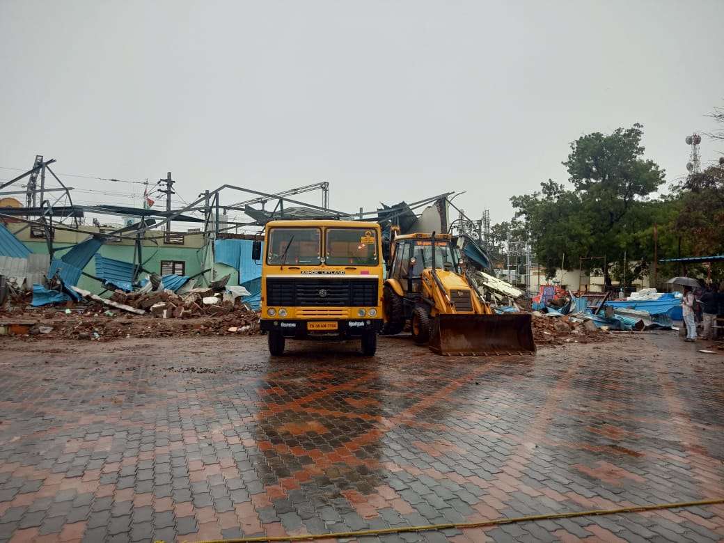 PICS : कोयम्बत्तूर में मूसलाधार बारिश के कारण गिरा रेलवे का पार्सल सेवा ऑफिस, दो
मरे