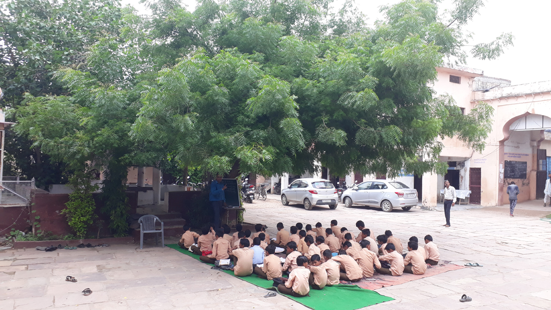 Here children are studying under the tree ... know where is such a sch