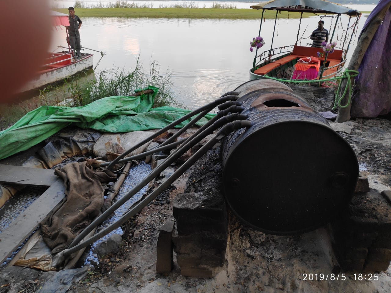 Police take action against illegal liquor in Ayodhya and Gonda