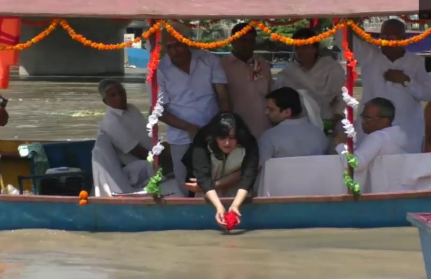 sushma swaraj bone immersed in ganga at garh mukteshwar