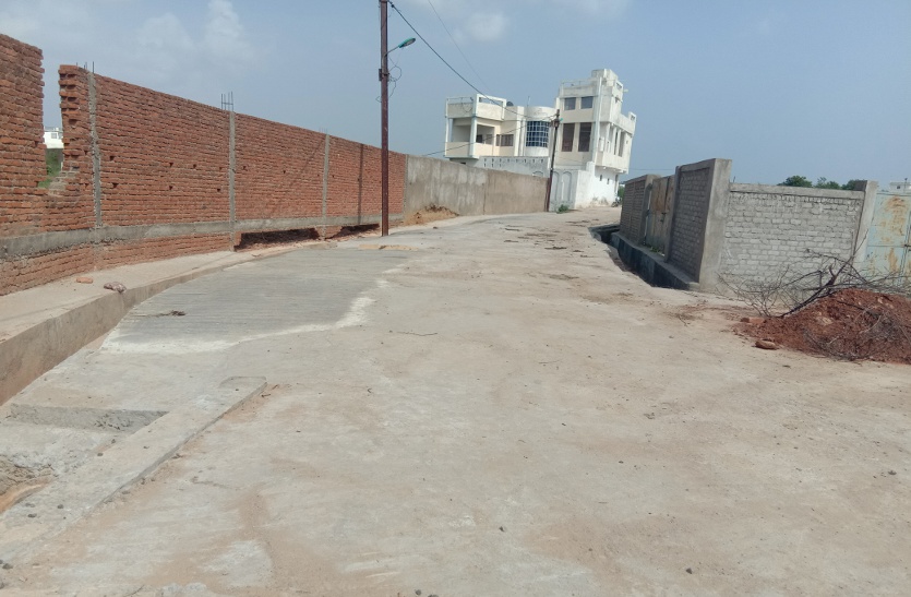 Municipal engineer built road without utility