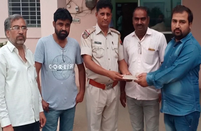 सड़क पर मिले 50 हजार रूपये