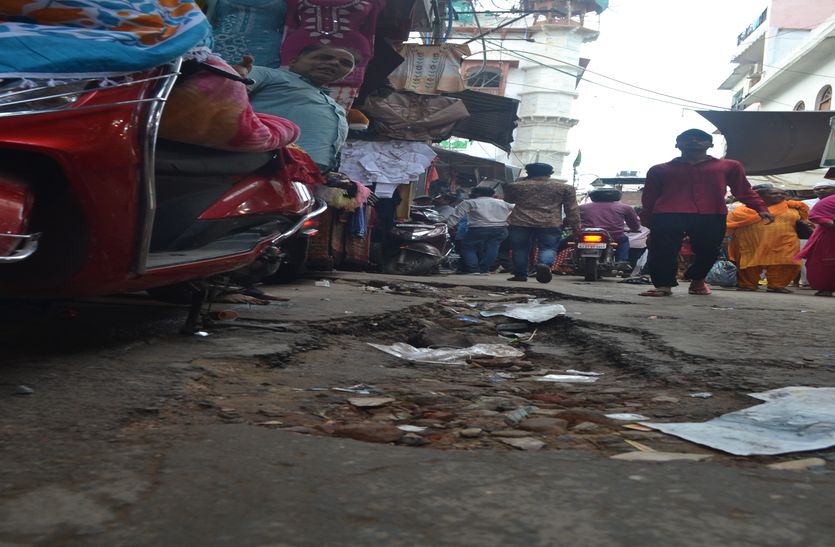 These roads suffer the rains every year