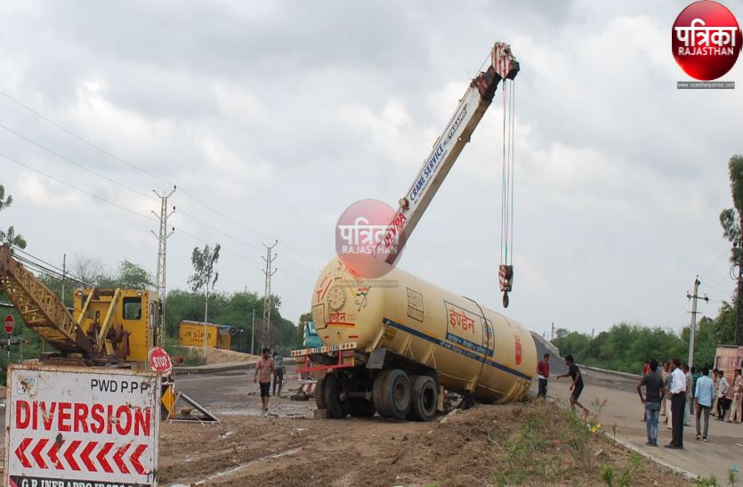 LPG gas-filled tanker overturns On the Jodhpur-Sumerpur bypass of Pali