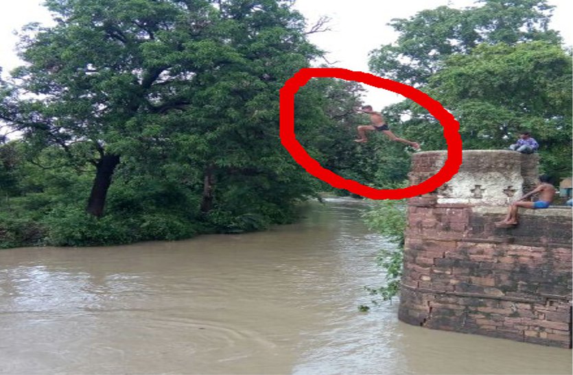Motichur river in boom, no security arrangements