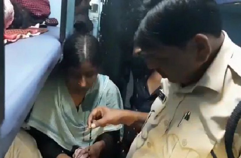 Railway: पटना सिकंदराबाद एक्सप्रेस में चैन पुलिंग कर लूट, यात्रियों के हंगामे पर पस्त हुआ बदमाशों का हौंसला, देखें वीडियो