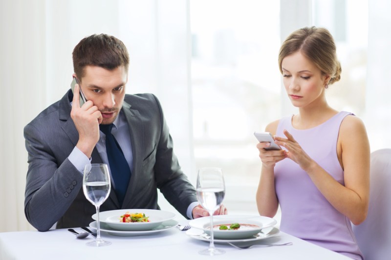 शेरी टकर्ल की किताब 'अलोन टूगेदर' इस बात की पड़ताल करती हैं कि किस प्रकार टेक्नोलॉजी हमारी इंसानियत, सोचने के तरीके व हमारे रिश्तों को पुनर्परिभाषित कर रही है और तकनीक किस तरह से मानव के मनोविज्ञान में तब्दीली लाकर हमारे जीवन पर असर डाल रही