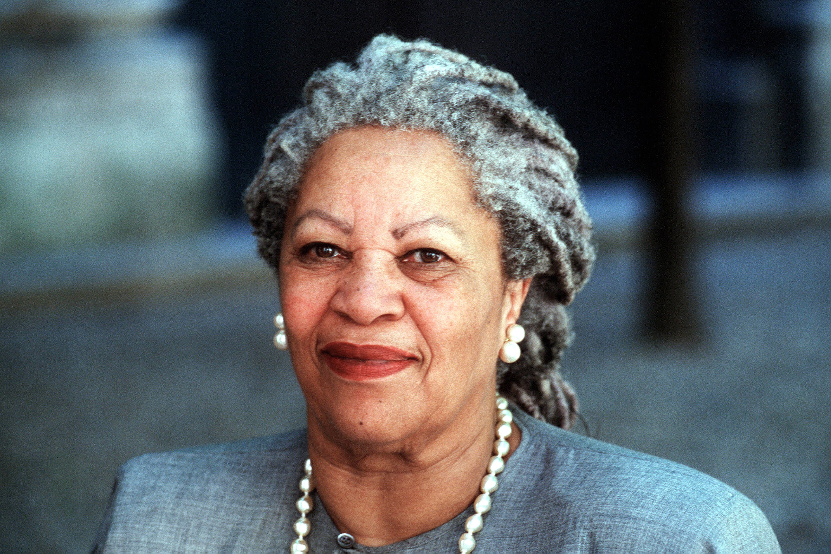 साहित्य के लिए नोबेल सम्मान पाने वाली वें पहली अश्वेत लेखिका थीं, उन्होंने अपने उपन्यासों में अफ्रीकी मूल के अमरीकी समाज की नस्लीय भेदभाव के साए में हो रहे संघर्ष को दर्शाया था