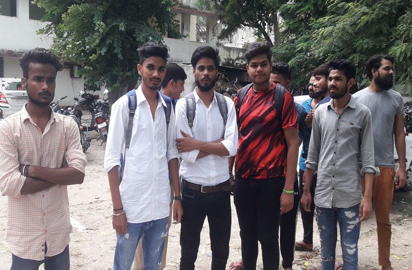 Non-college students hoodwinked in college, beaten up student