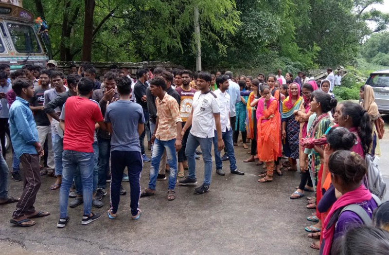 angry-students-jammed-demonstrations-in-college