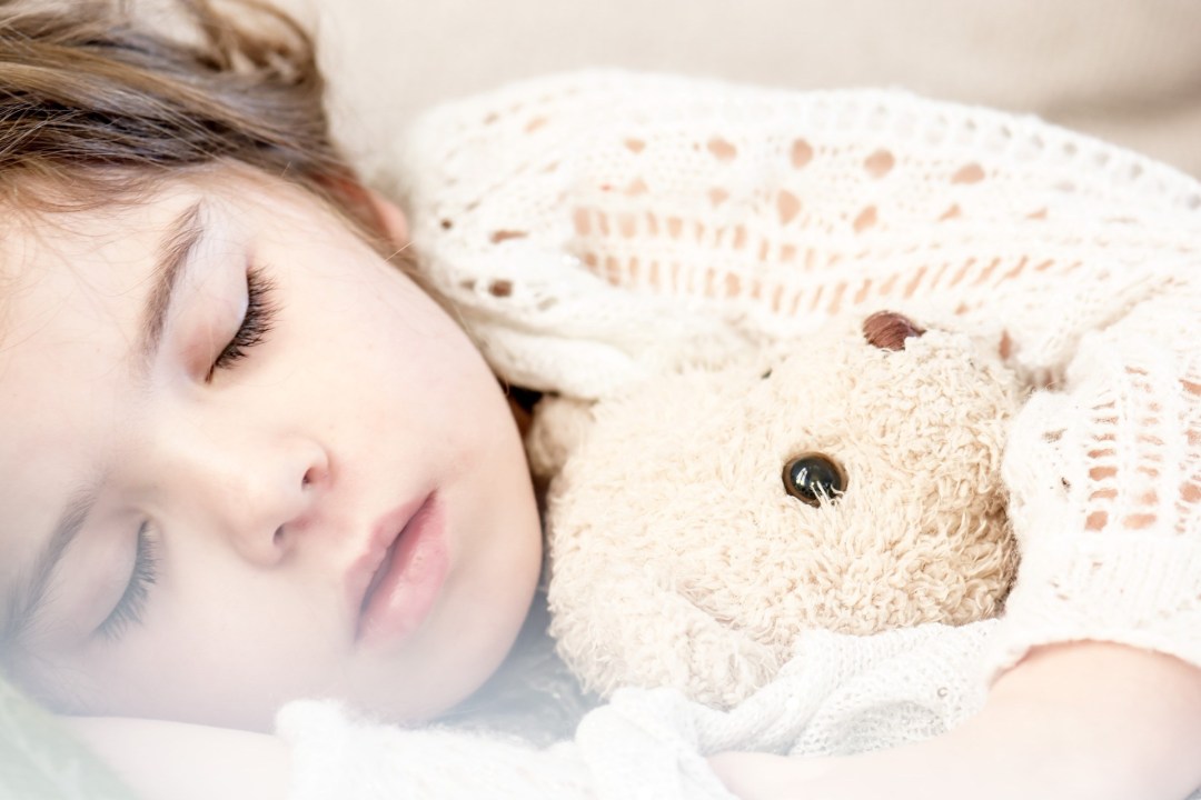 साल 2000 के बाद जन्मे बच्चों की नींद 30 मिनट तक घट गयी है, शोध के अनुसार