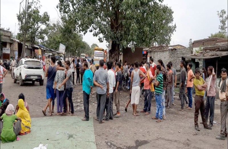 बंद हो रहा था रेल फाटक, पार करने की जल्दबाजी में चालक ने इमलीछापार चौक पर तेजी से मोड़ दिया ट्रेलर, चपेट में आकर युवक की मौत