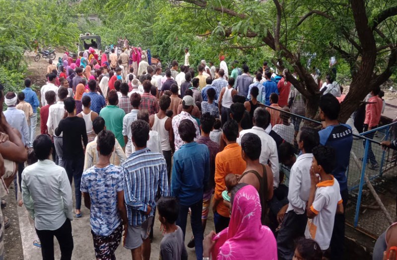 considered-a-thief-handed-over-the-police-to-the-youth