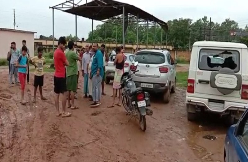 बोलेरो, स्कार्पियो सहित आधी रात को आधा दर्जन वाहनों के कांच टूटे...लोगों ने कहा मदिरा के कारण हुआ ऐसा, पढि़ए खबर