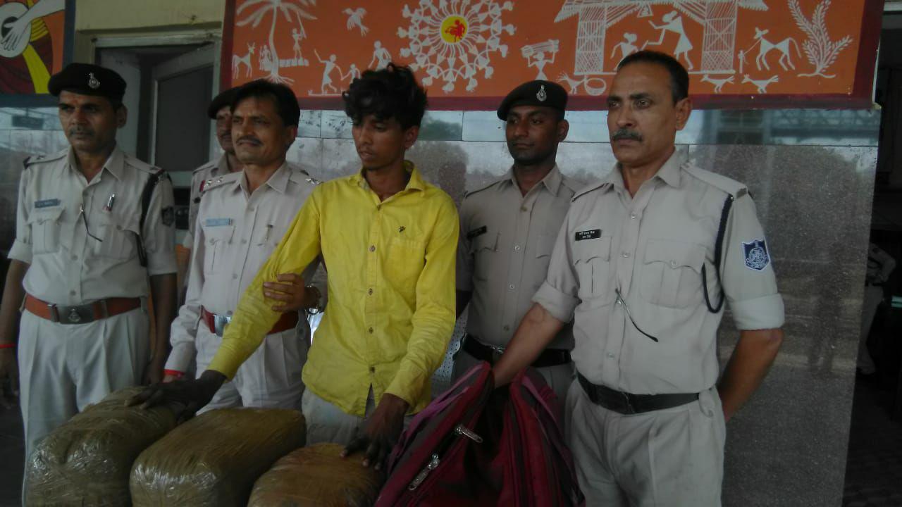 Hemp smuggler of UP caught after getting off the train