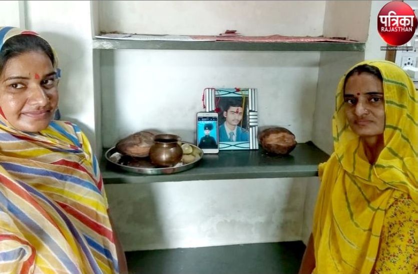 Martyr Lakshman Singh Jetawat's sisters tie rakhi on photo in pali