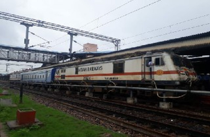 Trains will soon run at speed of 160 km per hour on Delhi-Mumbai route