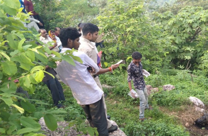 बलौदा पुलिस के अनुसार सोमवार की शाम को ग्राम बगडबरी निवासी सुभाष सतनामी ने बलौदा थाने में सूचना दी कि अज्ञात महिला का शव ग्राम खिशोरा के खमदाई मंदिर के पास जंगल में मिली