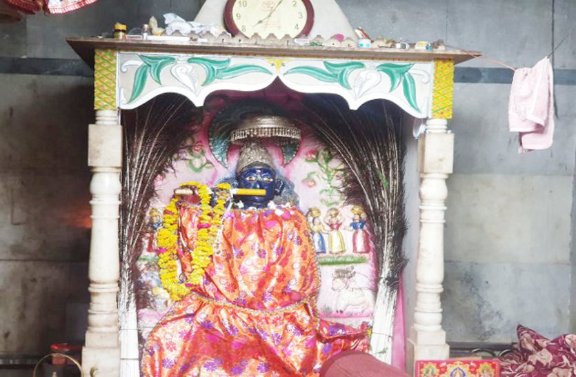 thert in krishna temple in morena