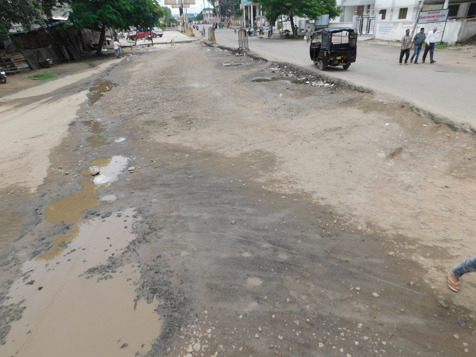 Year has not passed 1100 meters road, construction matter complicated