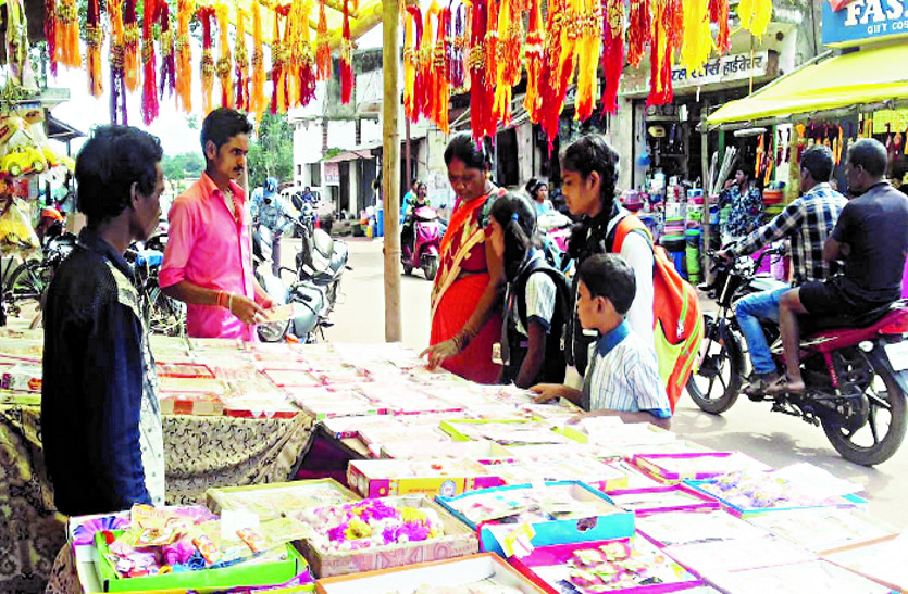 Rakhi on Thursday, a huge crowd of customers is engaged for shopping i