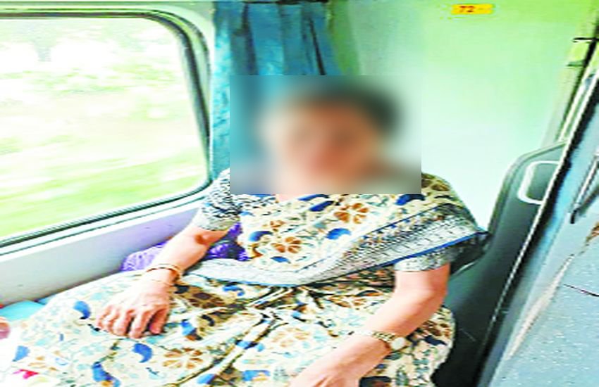 old woman create ruckus in train TTE pulls down