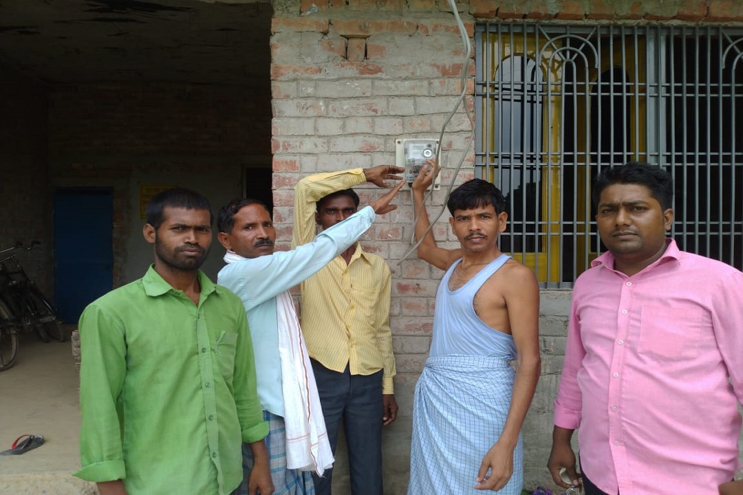 करनाडीह गांव के बिजली उपभोक्ताओं अपनी पीड़ा बताते