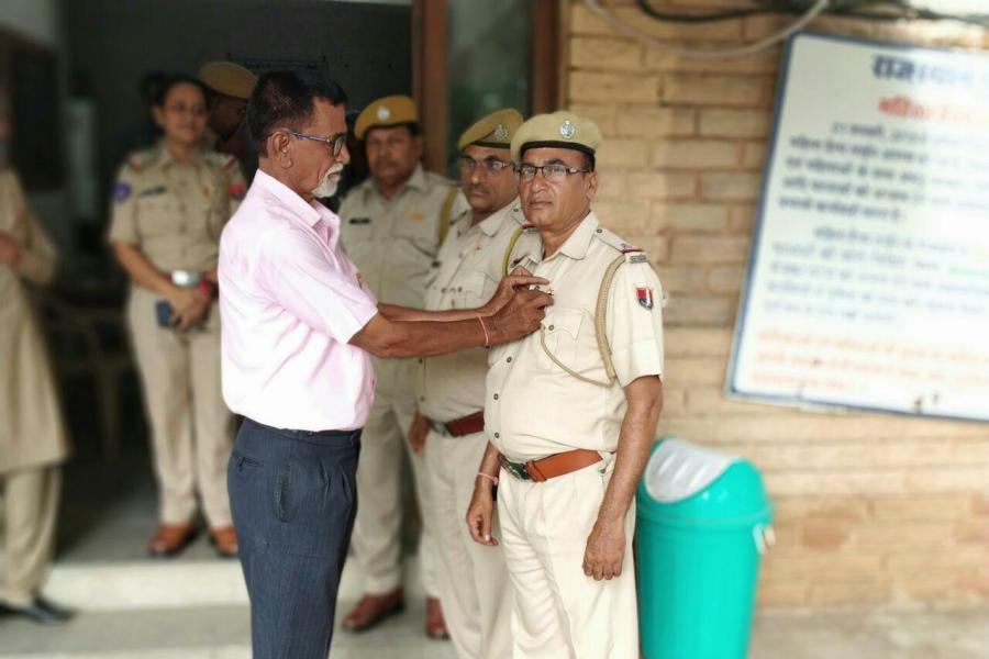 67-year-old elderly people will put tricolor badges on the chest of 9 thousand people of such madness towards the nation