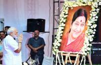 सुषमा स्वराज को श्रद्धांजलि देते पीएम मोदी
