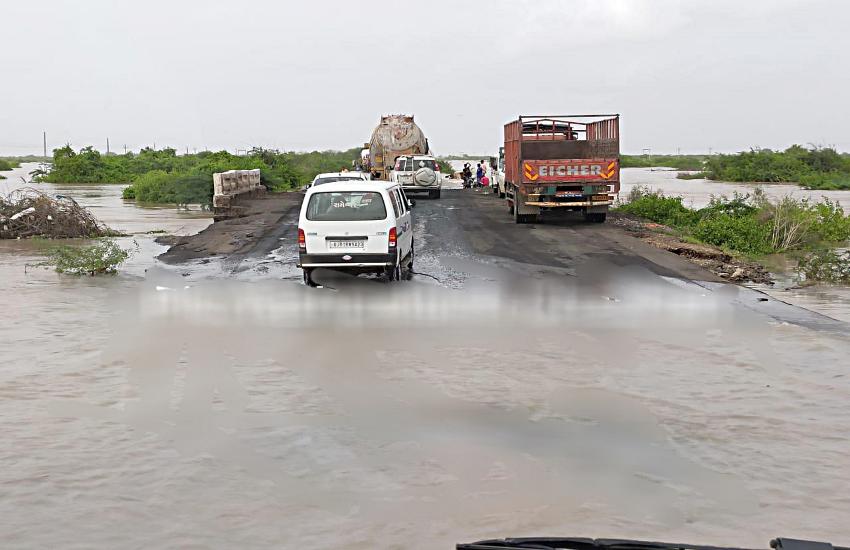 Bhavnagar : Road damaged due to rain