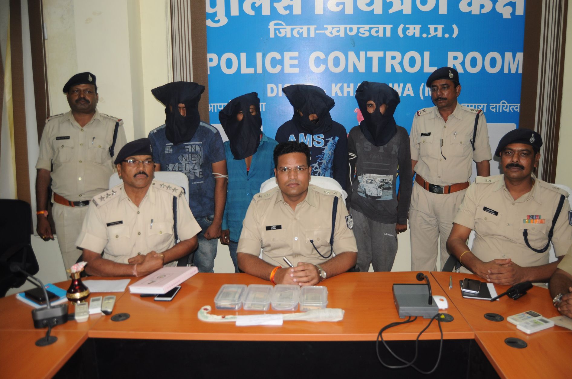 Police arrested five robbers who looted traders in khandwa