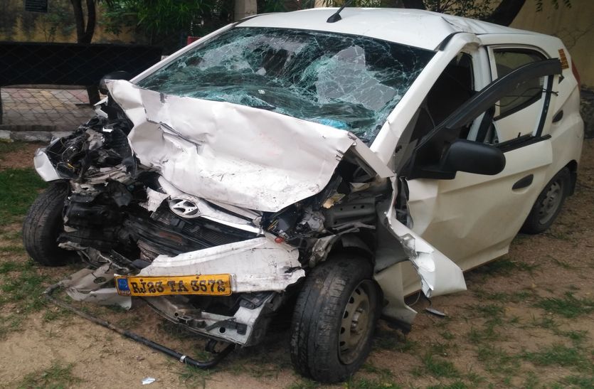  Two killed, three injured in road accident