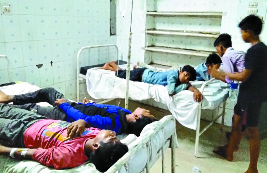 Hostel students suffering from stomach pain and vomiting due to eating contaminated food
