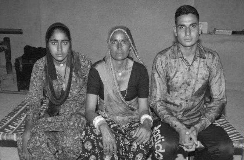 sister tie rakhi to his brothers statue who sacrifices for country